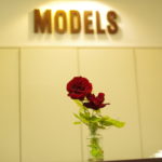 サロンに薔薇を飾っています。