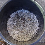 先ずは、砂利を敷いて