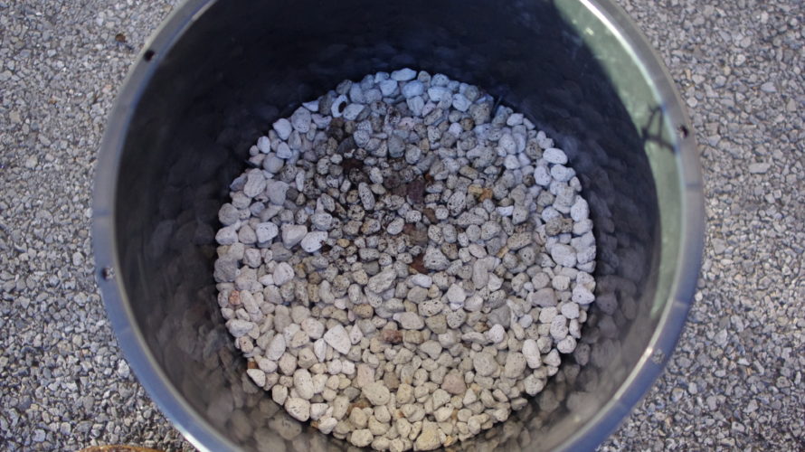 先ずは、砂利を敷いて